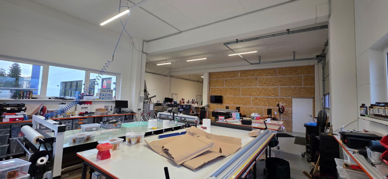 Worktables and finishing area in the MessePrint Hamburg production workshop